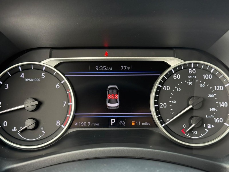 Nissan Sentra Vehicle Full-screen Gallery Image 20
