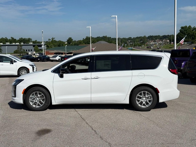 Chrysler Pacifica Vehicle Full-screen Gallery Image 2
