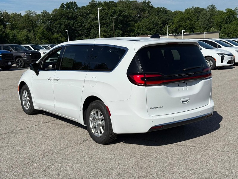 Chrysler Pacifica Vehicle Full-screen Gallery Image 3