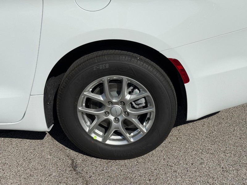 Chrysler Pacifica Vehicle Full-screen Gallery Image 4