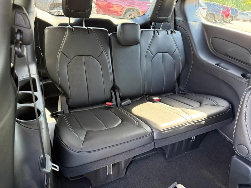 Chrysler Pacifica Vehicle Full-screen Gallery Image 5
