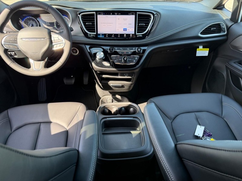 Chrysler Pacifica Vehicle Full-screen Gallery Image 6