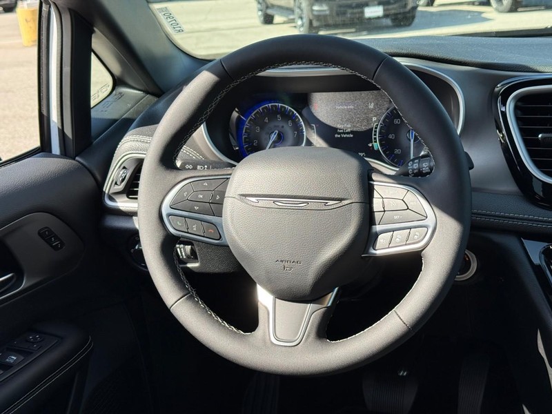 Chrysler Pacifica Vehicle Full-screen Gallery Image 7