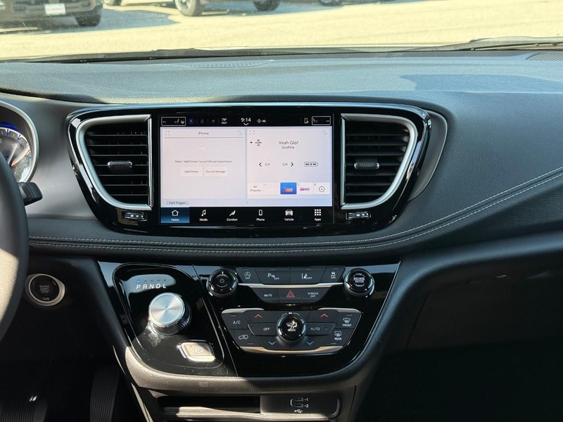 Chrysler Pacifica Vehicle Full-screen Gallery Image 8