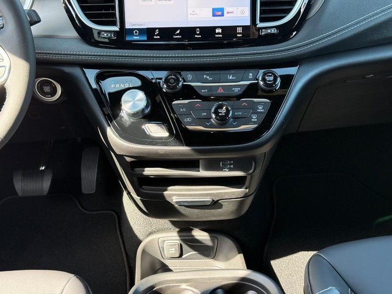 Chrysler Pacifica Vehicle Full-screen Gallery Image 9