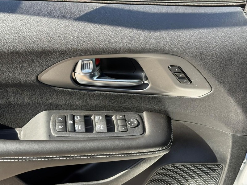 Chrysler Pacifica Vehicle Full-screen Gallery Image 10