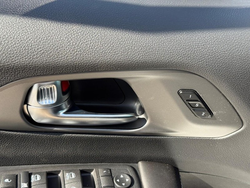 Chrysler Pacifica Vehicle Full-screen Gallery Image 11