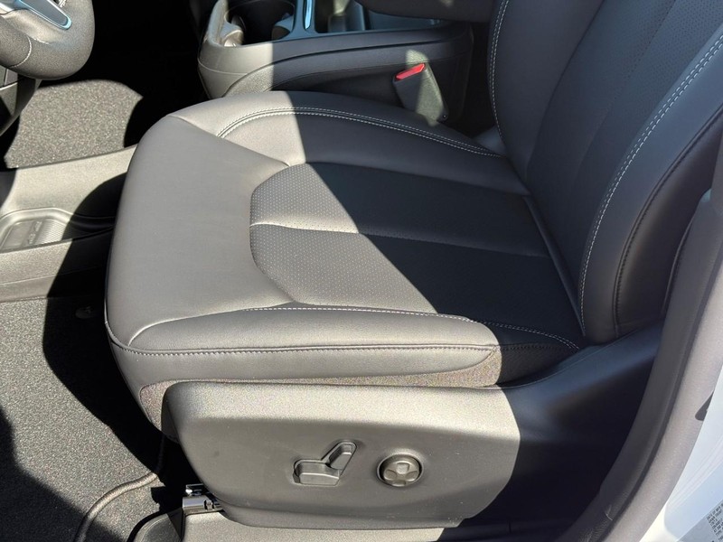 Chrysler Pacifica Vehicle Full-screen Gallery Image 12