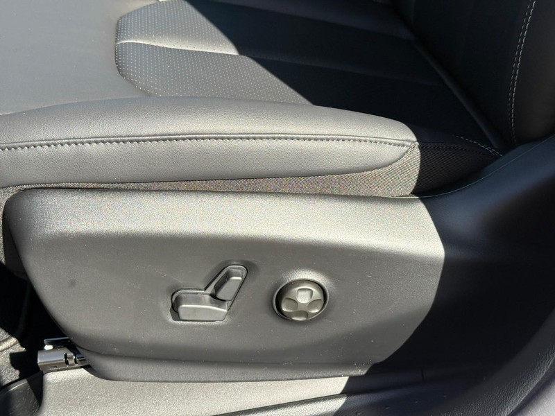 Chrysler Pacifica Vehicle Full-screen Gallery Image 13