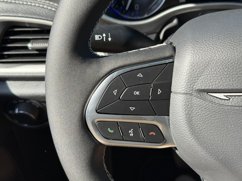 Chrysler Pacifica Vehicle Full-screen Gallery Image 14