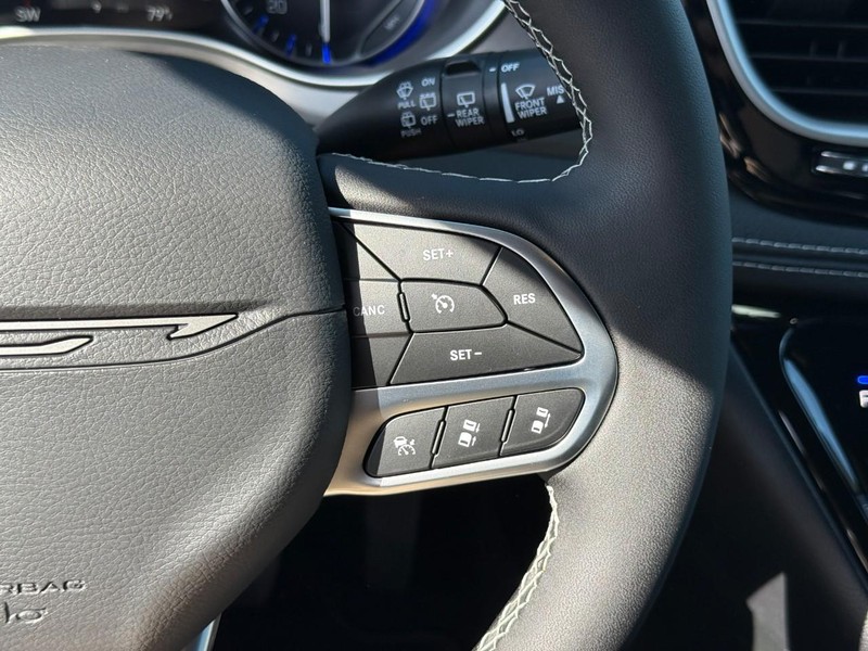 Chrysler Pacifica Vehicle Full-screen Gallery Image 15