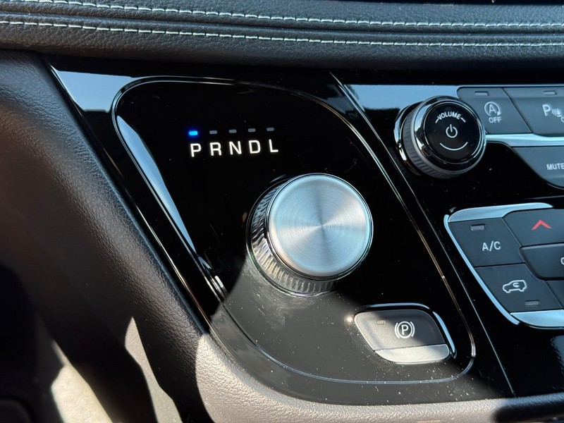 Chrysler Pacifica Vehicle Full-screen Gallery Image 16