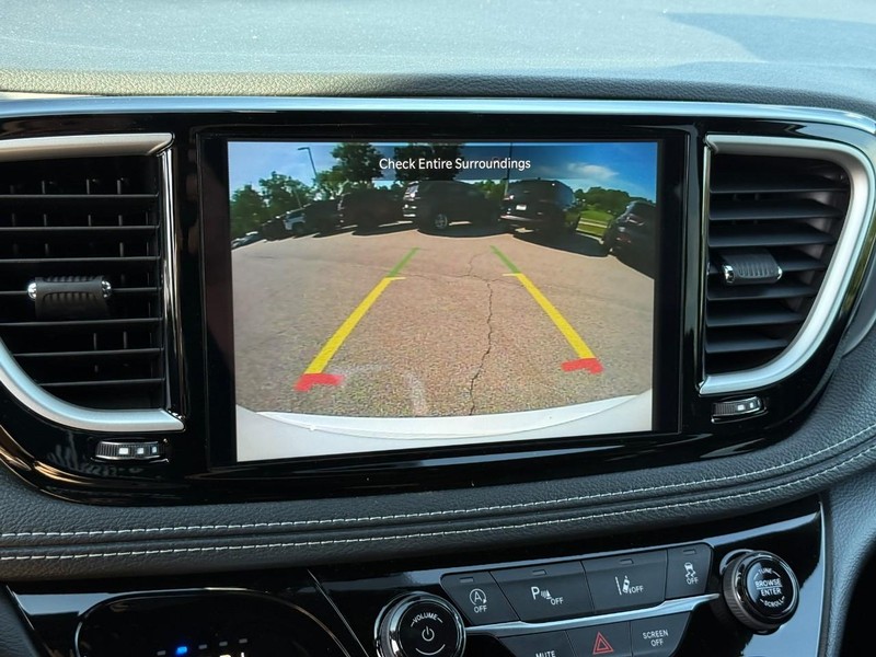 Chrysler Pacifica Vehicle Full-screen Gallery Image 17
