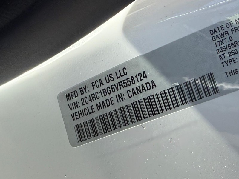 Chrysler Pacifica Vehicle Full-screen Gallery Image 18