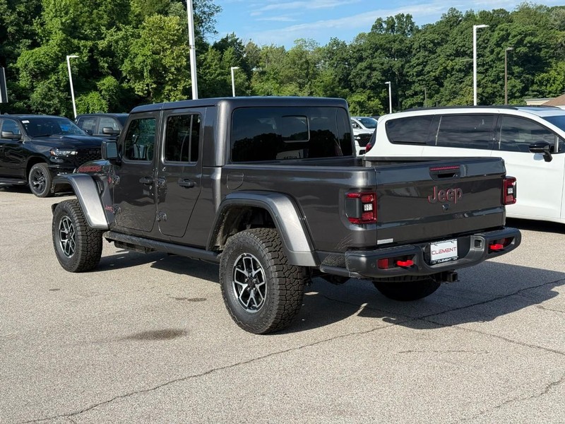 Jeep Gladiator Vehicle Full-screen Gallery Image 3