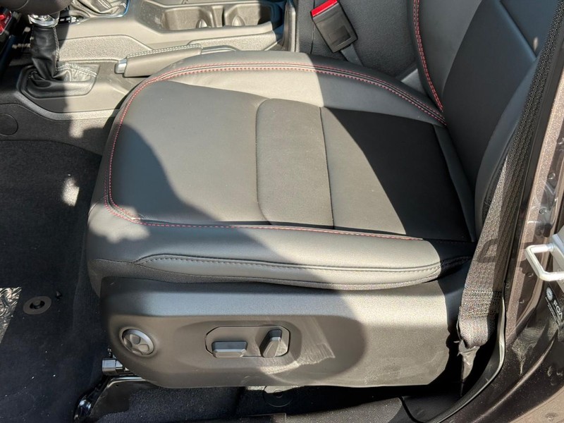 Jeep Gladiator Vehicle Full-screen Gallery Image 7