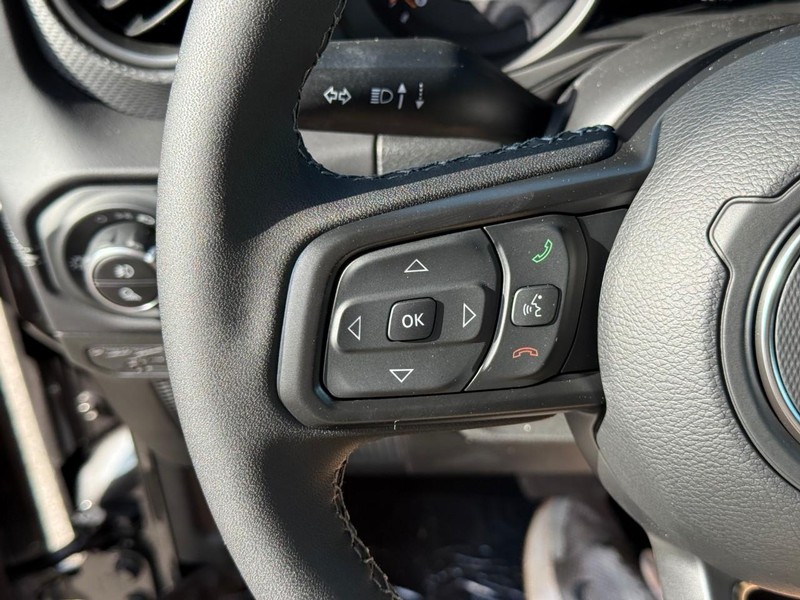 Jeep Gladiator Vehicle Full-screen Gallery Image 10