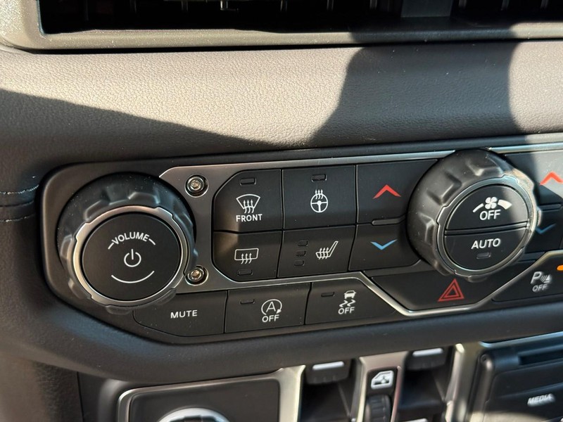 Jeep Gladiator Vehicle Full-screen Gallery Image 13