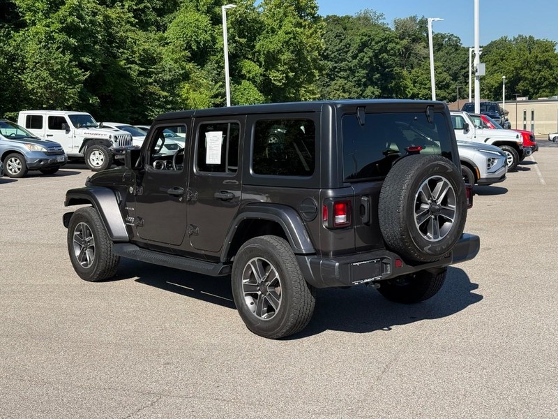 Jeep Wrangler Vehicle Full-screen Gallery Image 3