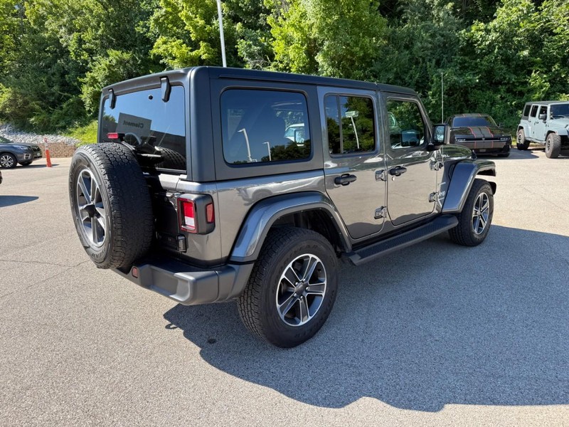 Jeep Wrangler Vehicle Full-screen Gallery Image 7