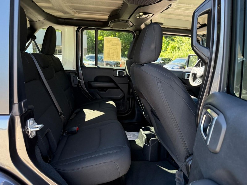 Jeep Wrangler Vehicle Full-screen Gallery Image 10
