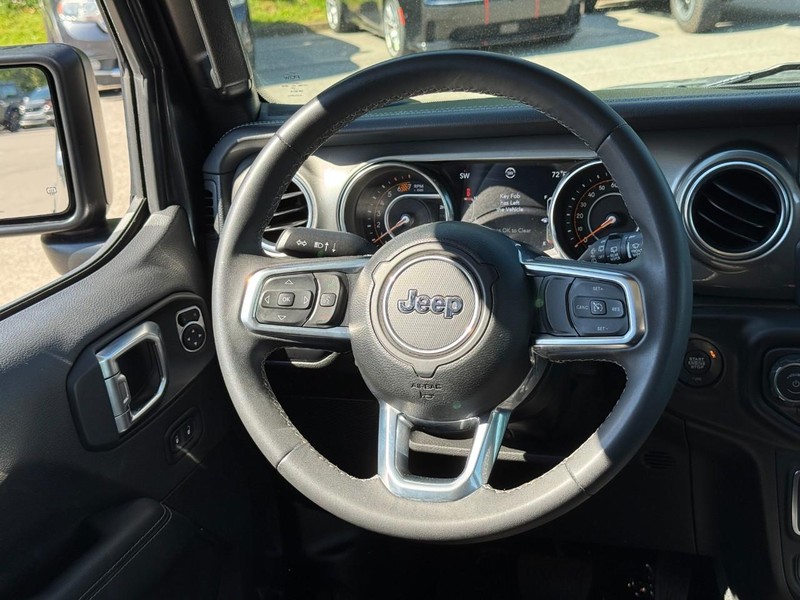 Jeep Wrangler Vehicle Full-screen Gallery Image 12