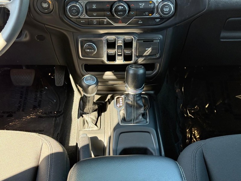 Jeep Wrangler Vehicle Full-screen Gallery Image 15
