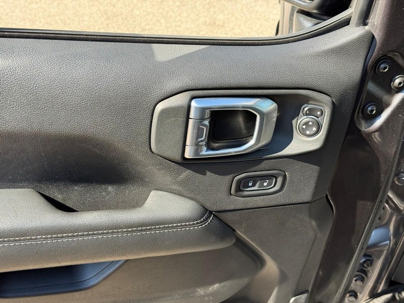 Jeep Wrangler Vehicle Full-screen Gallery Image 16