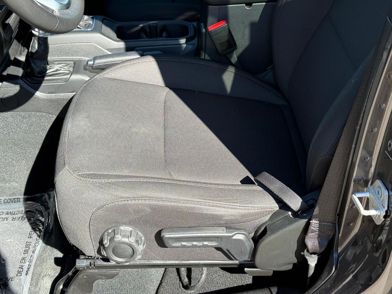 Jeep Wrangler Vehicle Full-screen Gallery Image 17