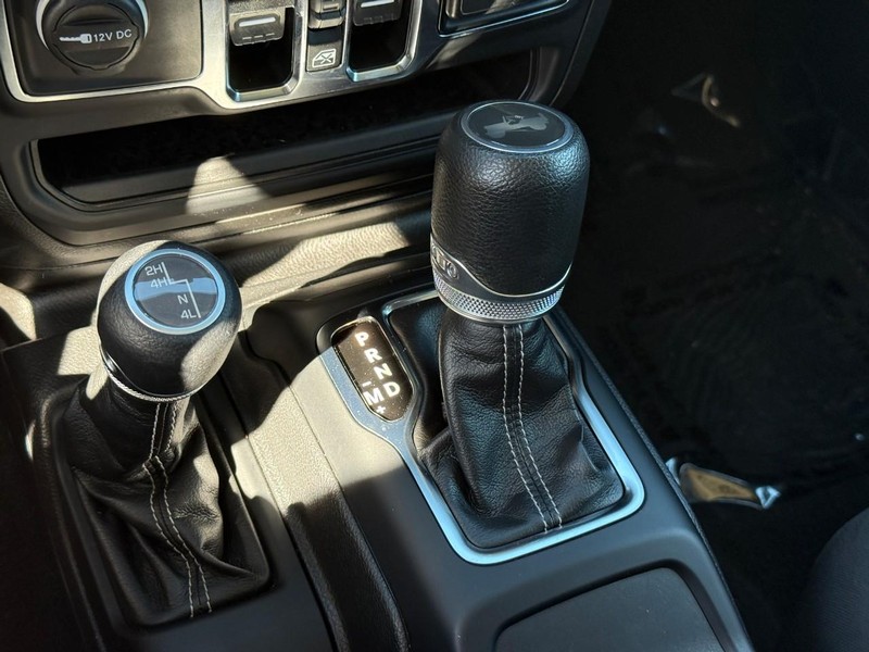 Jeep Wrangler Vehicle Full-screen Gallery Image 21