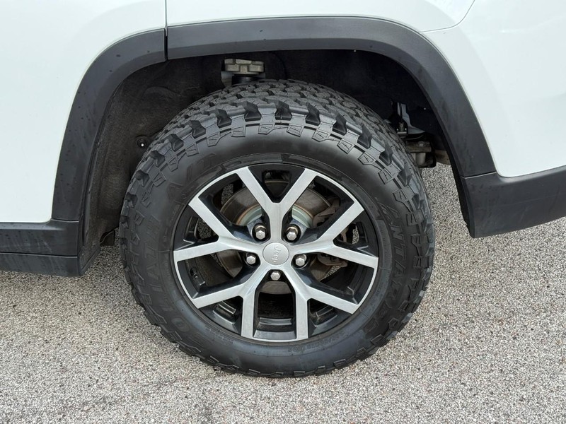 Jeep Grand Cherokee Vehicle Full-screen Gallery Image 4