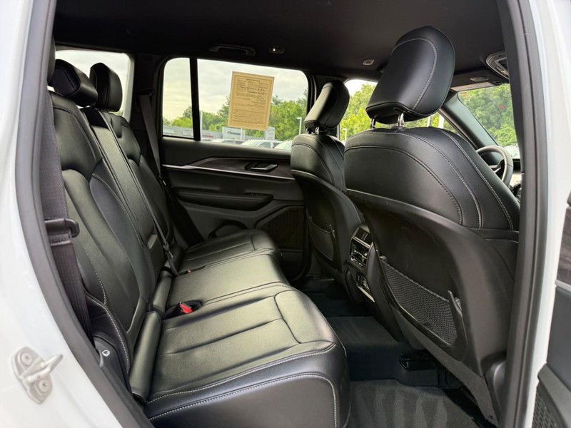 Jeep Grand Cherokee Vehicle Full-screen Gallery Image 11
