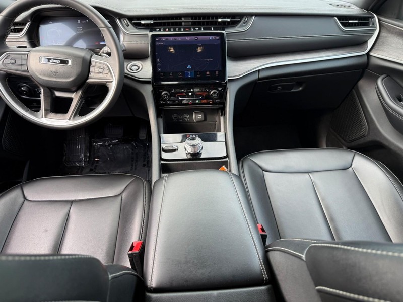 Jeep Grand Cherokee Vehicle Full-screen Gallery Image 12