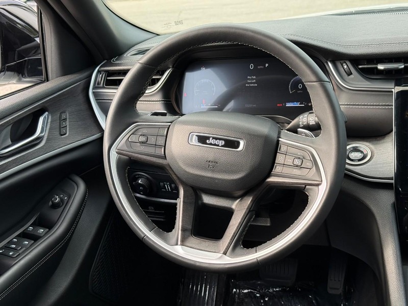 Jeep Grand Cherokee Vehicle Full-screen Gallery Image 13