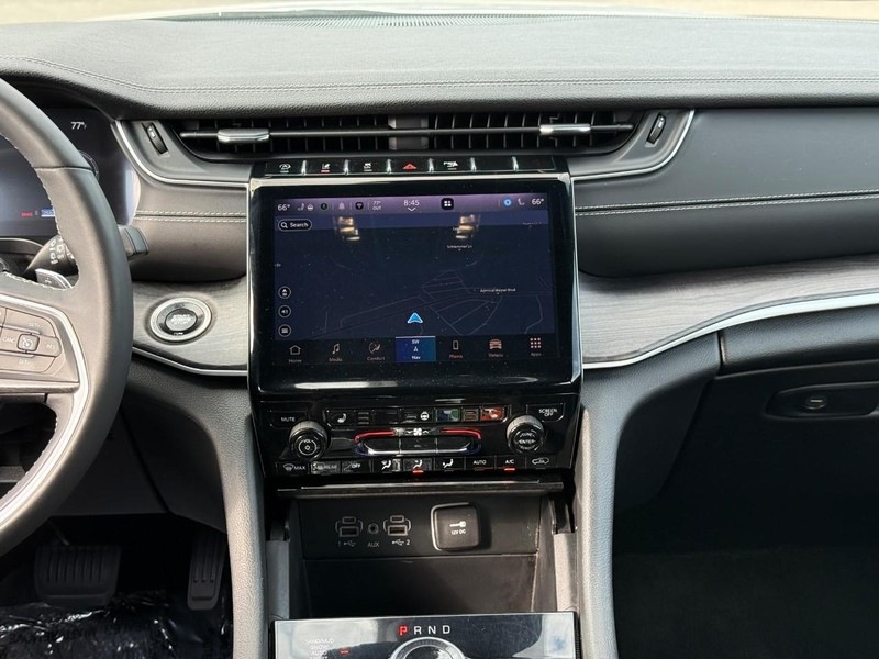 Jeep Grand Cherokee Vehicle Full-screen Gallery Image 14