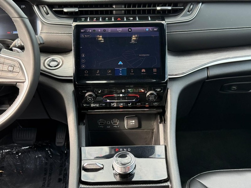 Jeep Grand Cherokee Vehicle Full-screen Gallery Image 15