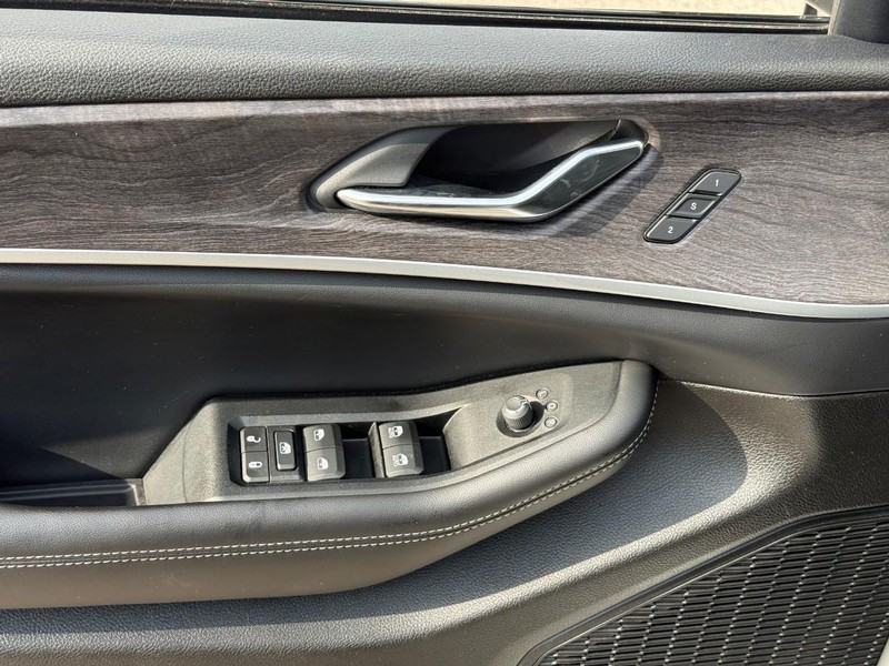 Jeep Grand Cherokee Vehicle Full-screen Gallery Image 16