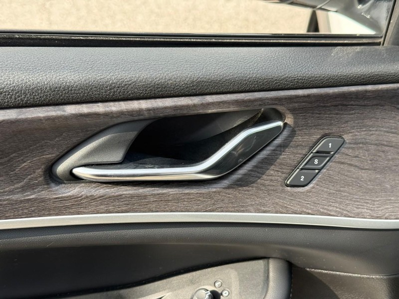 Jeep Grand Cherokee Vehicle Full-screen Gallery Image 17