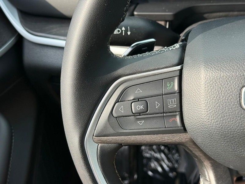 Jeep Grand Cherokee Vehicle Full-screen Gallery Image 20