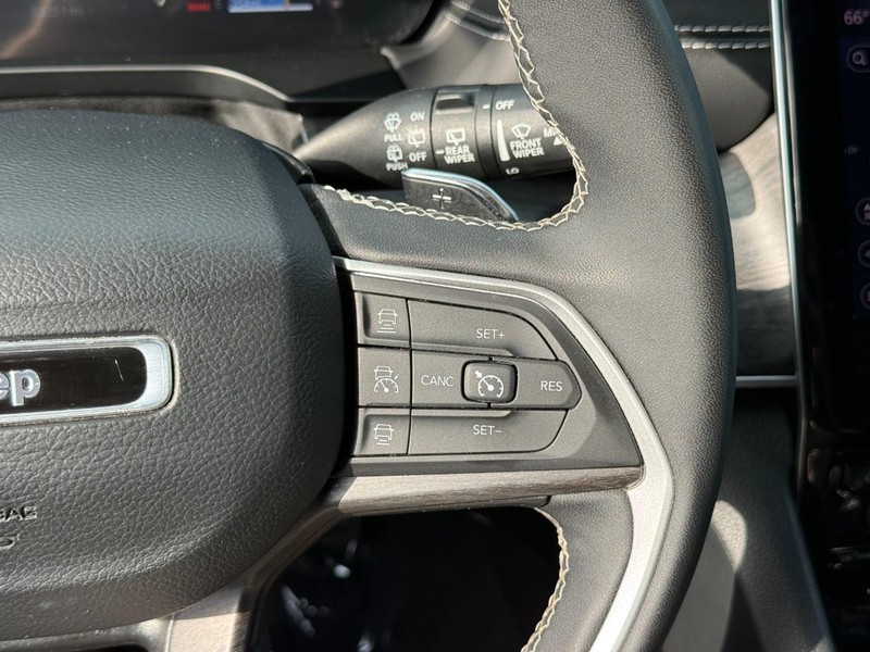 Jeep Grand Cherokee Vehicle Full-screen Gallery Image 21