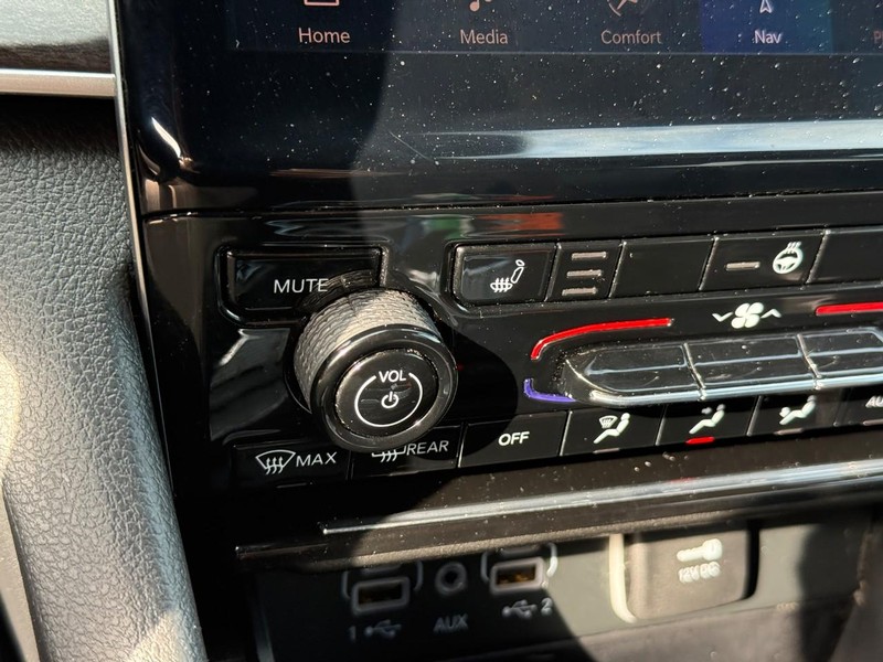 Jeep Grand Cherokee Vehicle Full-screen Gallery Image 24