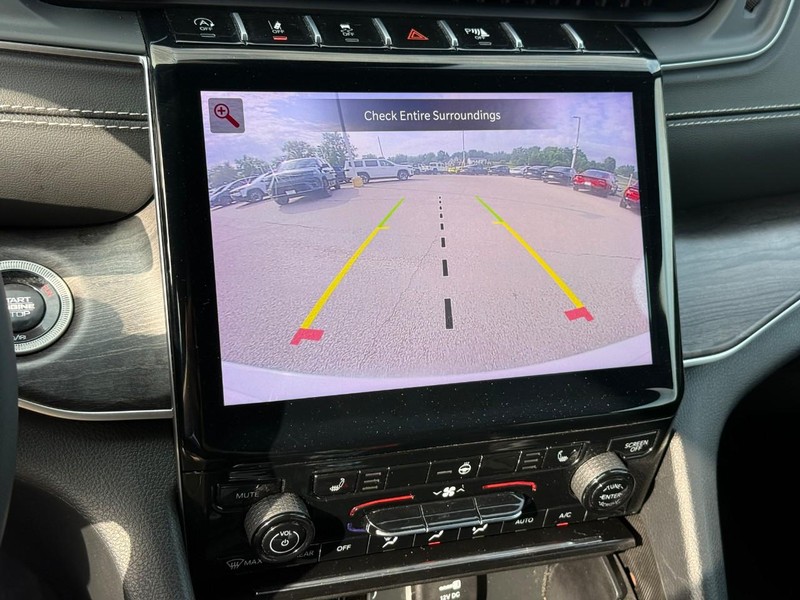 Jeep Grand Cherokee Vehicle Full-screen Gallery Image 25