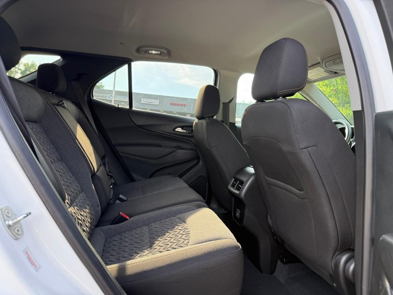 Chevrolet Equinox Vehicle Image 14