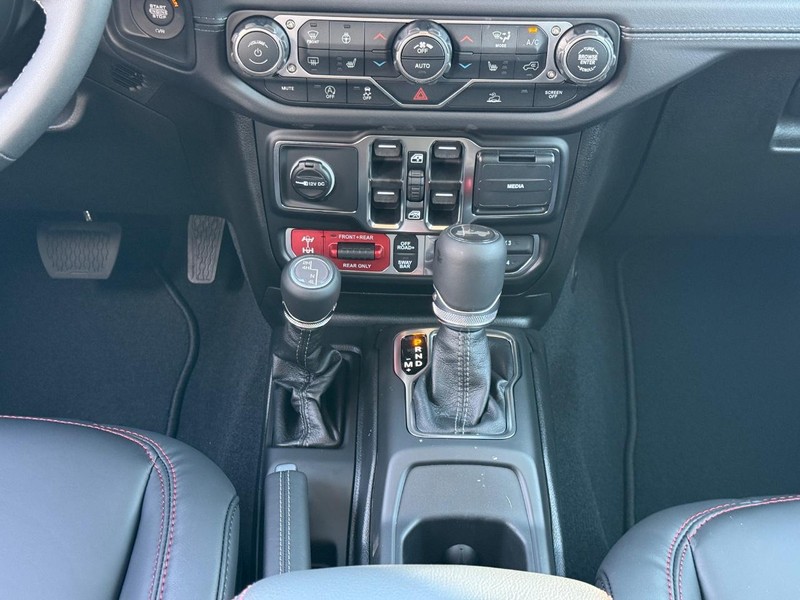 Jeep Wrangler Vehicle Full-screen Gallery Image 10