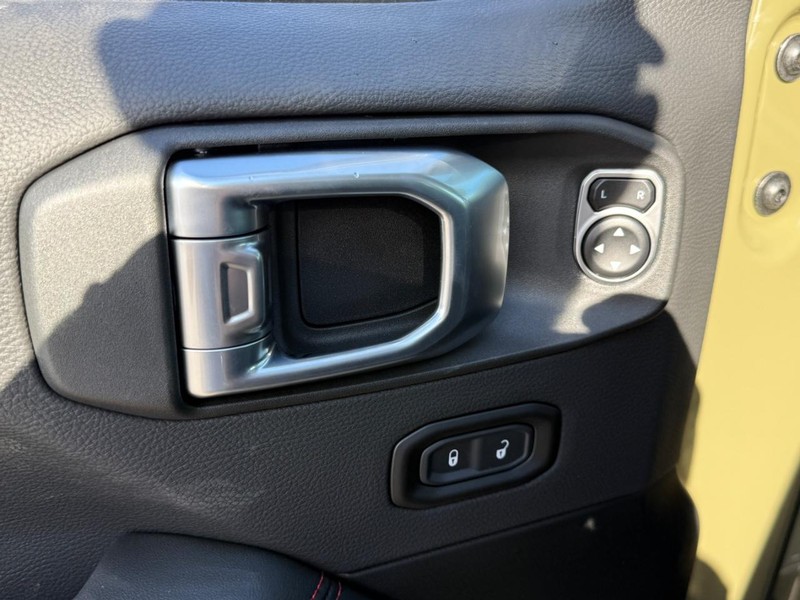 Jeep Wrangler Vehicle Full-screen Gallery Image 11