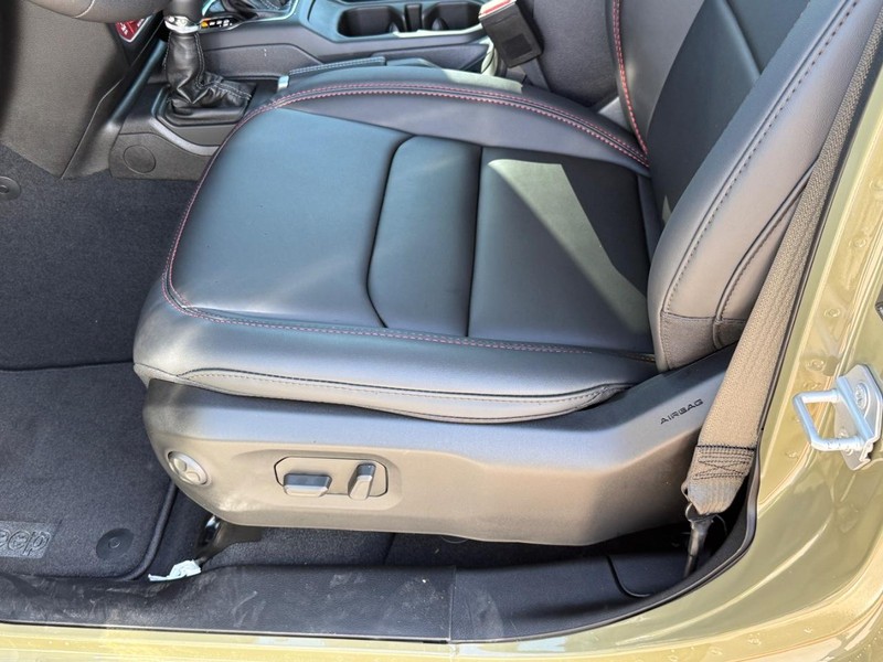 Jeep Wrangler Vehicle Full-screen Gallery Image 12