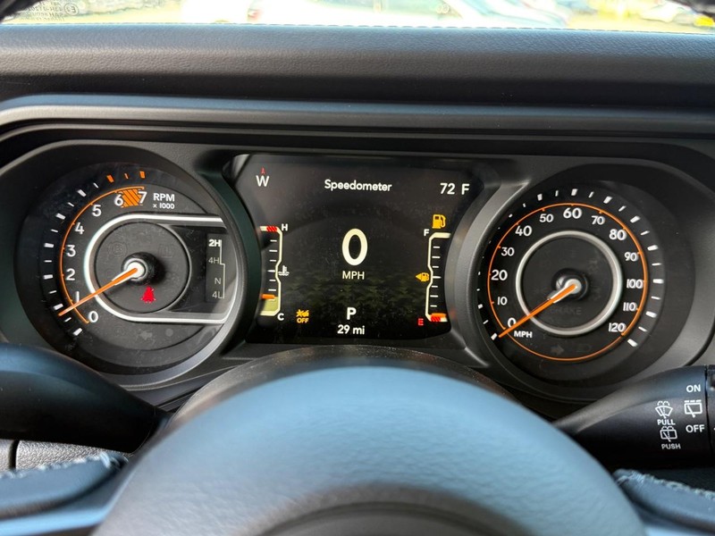 Jeep Wrangler Vehicle Full-screen Gallery Image 15