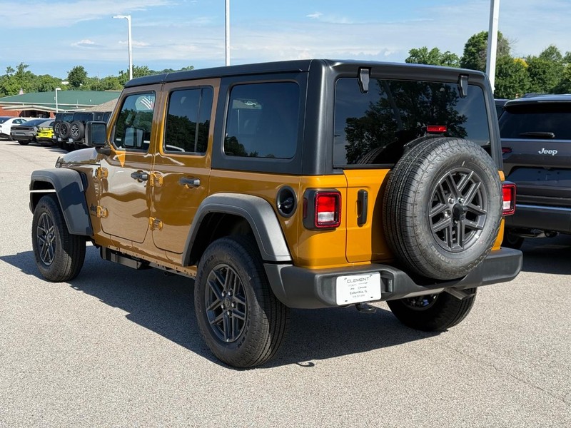 Jeep Wrangler Vehicle Full-screen Gallery Image 3