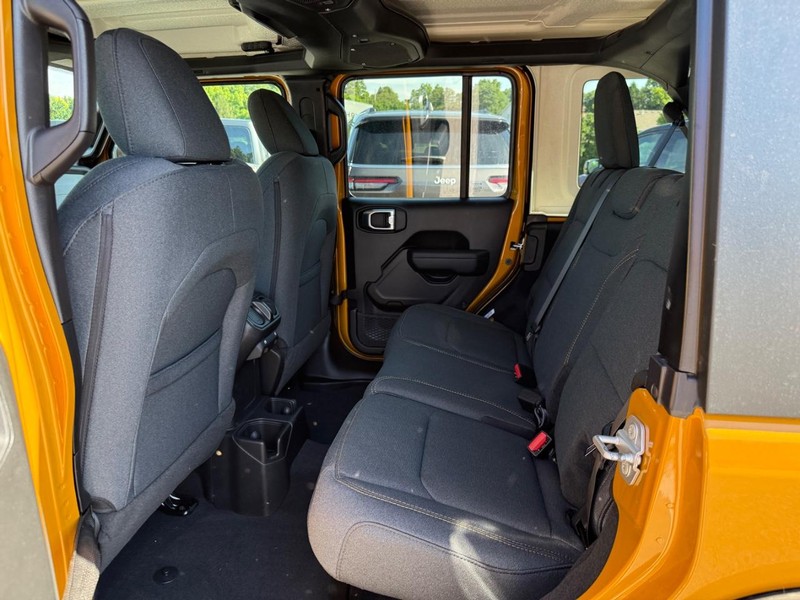 Jeep Wrangler Vehicle Full-screen Gallery Image 5