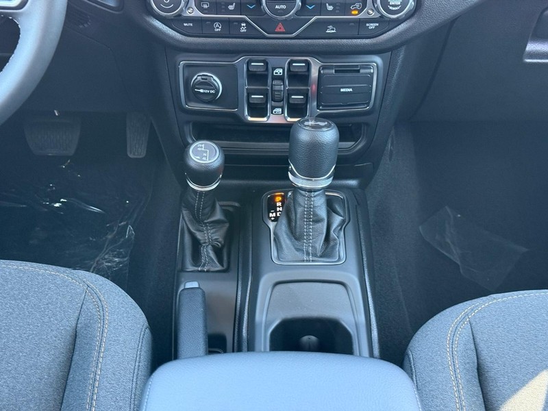 Jeep Wrangler Vehicle Full-screen Gallery Image 9